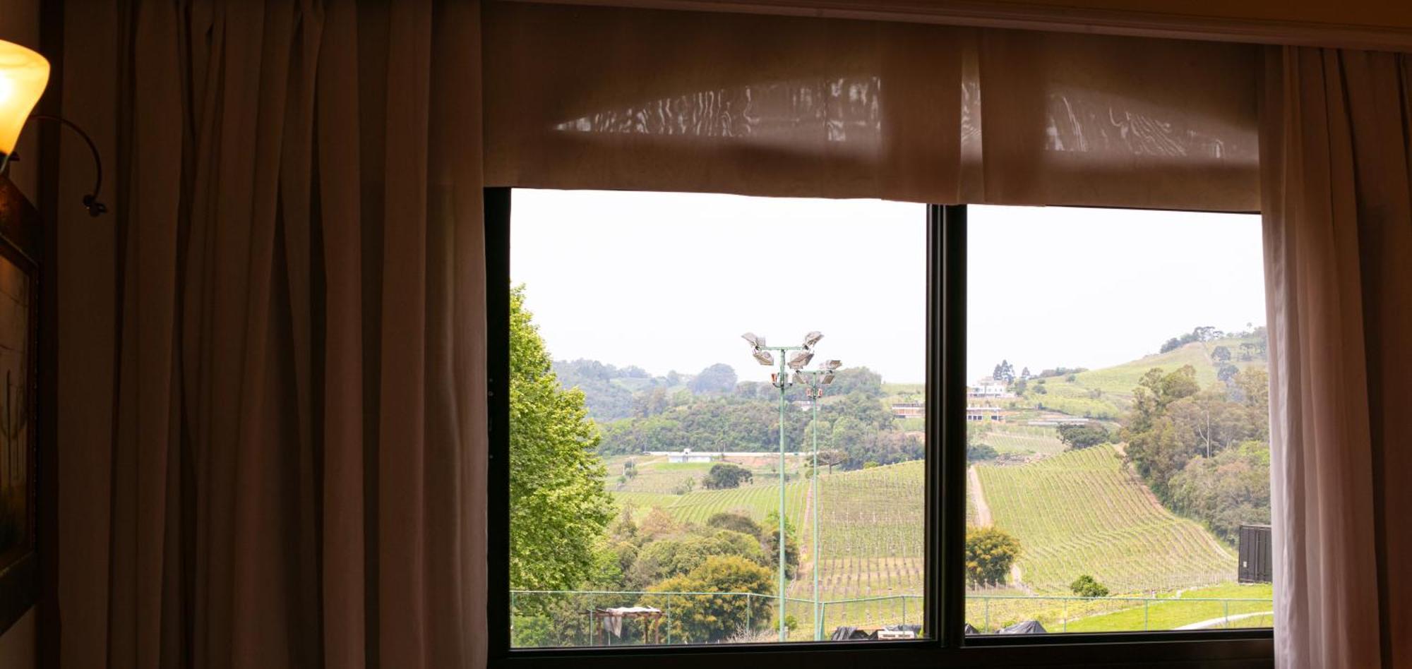 Spa Do Vinho Condominio Vitivinicola Bento Goncalves Exterior photo A view of the Hunter Valley from a Hunter Valley wine cellar door