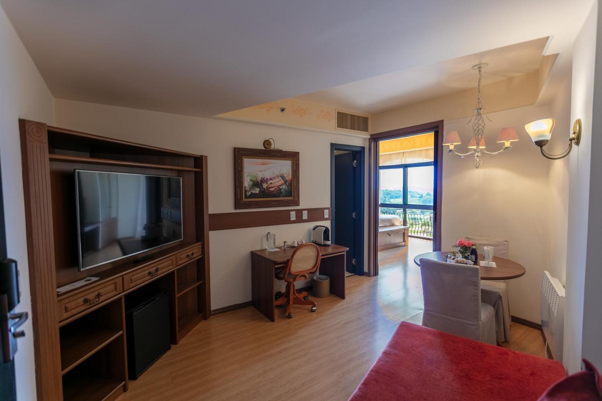 Spa Do Vinho Condominio Vitivinicola Bento Goncalves Exterior photo A suite at the hotel